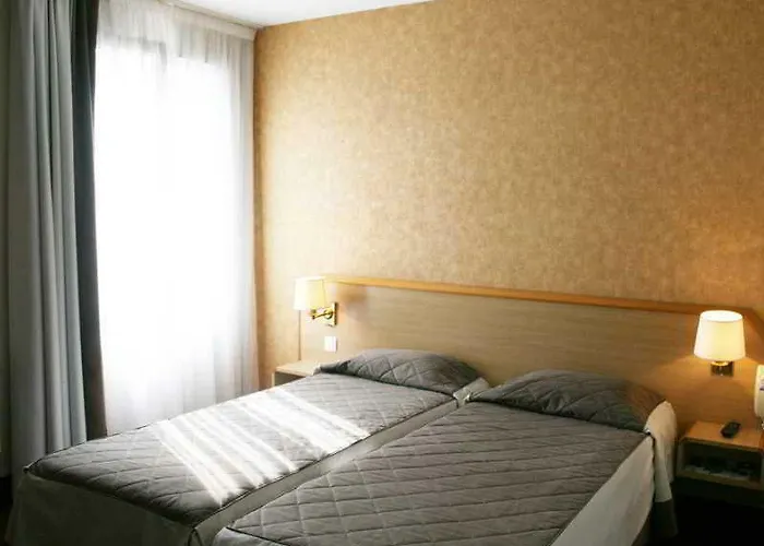Western Le Montmartre - Saint Pierre Hotel Parigi