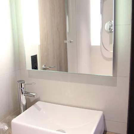 Western Le Montmartre - Saint Pierre Париж