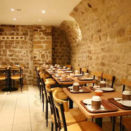 Western Le Montmartre - Saint Pierre 3*