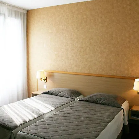 Hotel Western Le Montmartre - Saint Pierre 3*